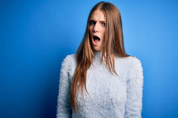 Joven Mujer Pelirroja Hermosa Usando Suéter Casual Sobre Fondo Azul —  Fotos de Stock