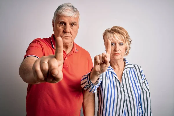 Senior Hermosa Pareja Pie Juntos Sobre Fondo Blanco Aislado Señalando —  Fotos de Stock