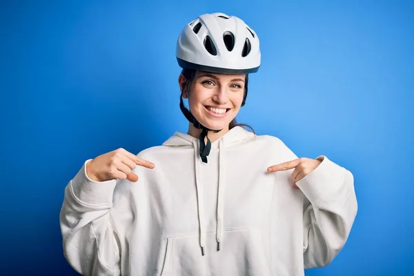 Joven Hermosa Pelirroja Ciclista Mujer Con Casco Bicicleta Sobre Fondo — Foto de Stock