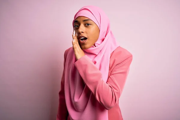 Junge Afroamerikanische Afro Frau Trägt Muslimischen Hijab Über Isoliertem Rosa — Stockfoto