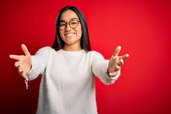 Joven Hermosa Mujer Asiática Con Suéter Casual Gafas Sobre Fondo —  Fotos de Stock