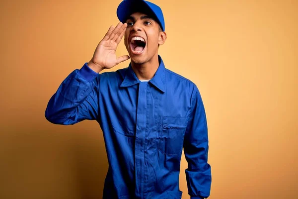 Junger Afrikanisch Amerikanischer Mechaniker Blauer Uniform Und Mütze Vor Gelbem — Stockfoto
