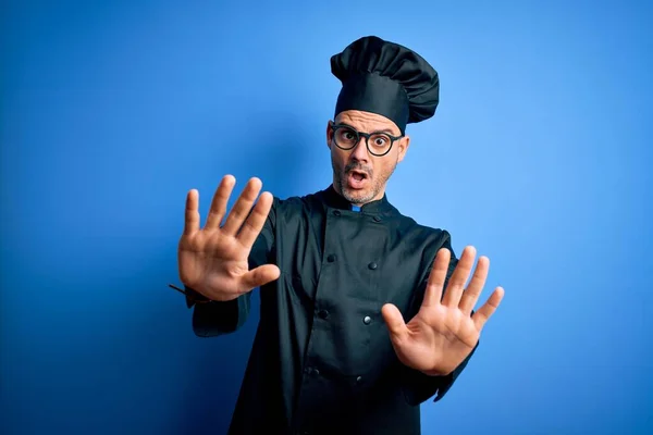 Joven Hombre Guapo Chef Con Uniforme Cocina Sombrero Sobre Fondo —  Fotos de Stock