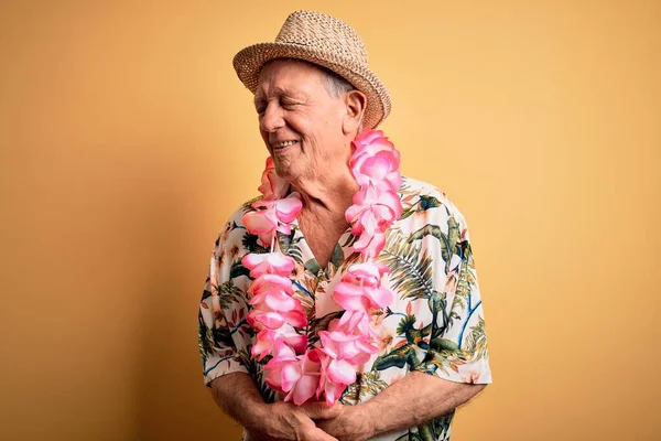 Šedovlasý Starší Muž Letním Klobouku Havajské Lei Přes Žluté Pozadí — Stock fotografie
