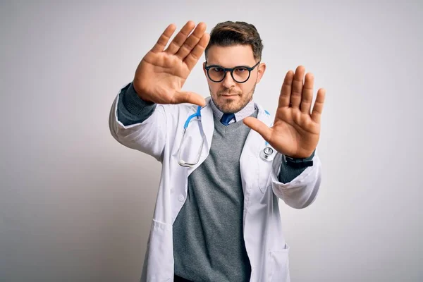 의사가 코트와 청진기를 착용하고 위에서 손바닥 손가락을 사용하여 만들고 — 스톡 사진