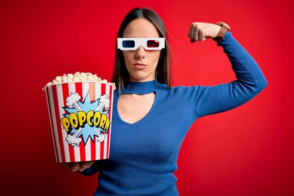Giovane Donna Bionda Che Indossa Occhiali Mangia Pacchetto Popcorn Guardando — Foto Stock