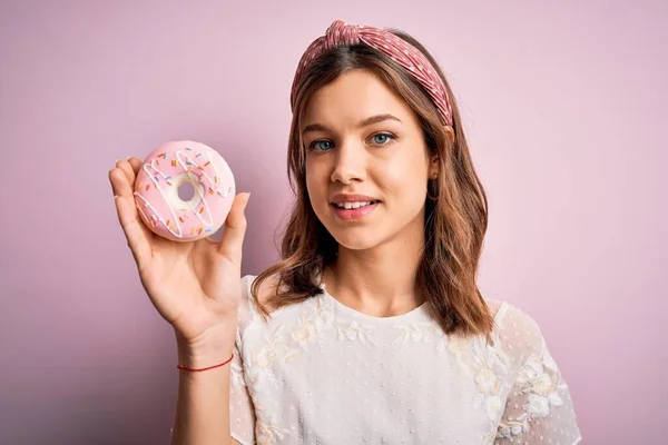 Jong Blond Meisje Eten Zoete Bakkerij Suiker Donut Roze Geïsoleerde — Stockfoto