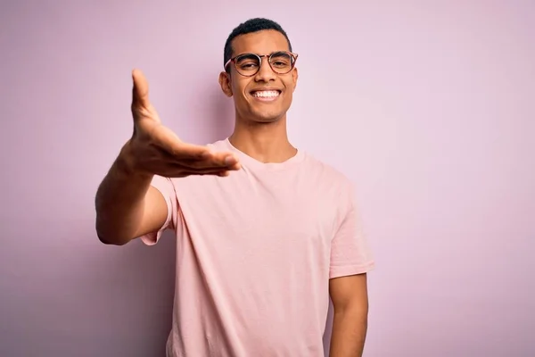 Bonito Homem Afro Americano Vestindo Shirt Casual Óculos Sobre Fundo — Fotografia de Stock