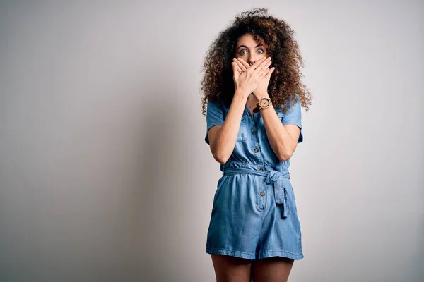 Jovem Mulher Bonita Com Cabelo Encaracolado Piercing Vestindo Vestido Ganga — Fotografia de Stock