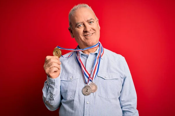 Campeón Edad Media Hoary Hombre Usando Medallas Pie Sobre Fondo — Foto de Stock
