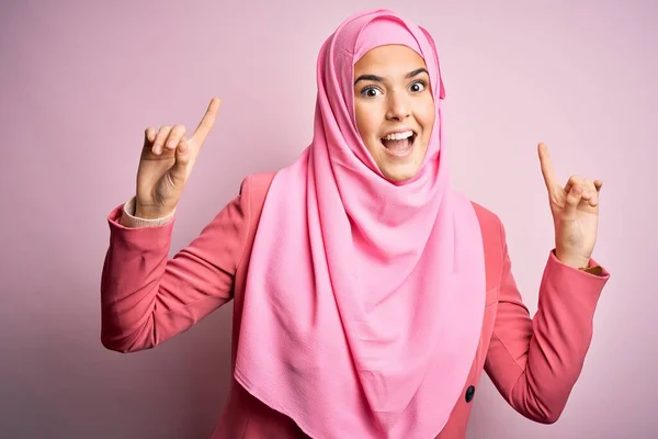Joven Chica Hermosa Usando Hijab Musulmán Pie Sobre Fondo Rosa — Foto de Stock