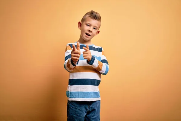 Jeune Enfant Caucasien Aux Yeux Bleus Portant Une Chemise Rayée — Photo
