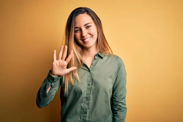 Ung Vacker Blond Kvinna Med Blå Ögon Bär Grön Skjorta — Stockfoto