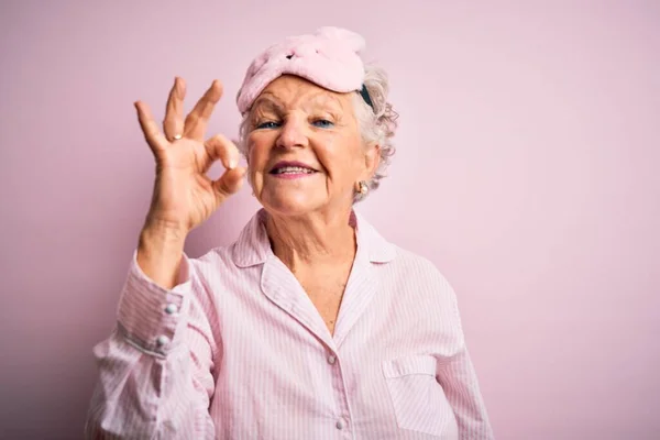 Senior Hermosa Mujer Con Máscara Sueño Pijama Sobre Fondo Rosa — Foto de Stock