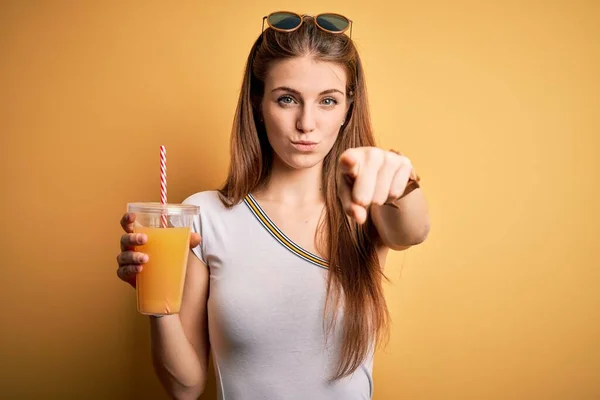 Junge Schöne Rothaarige Frau Trinkt Gesunden Orangensaft Auf Gelbem Hintergrund — Stockfoto