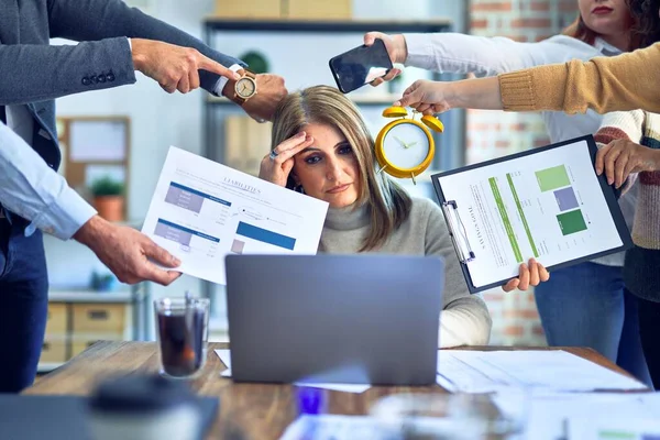 Grupo Trabajadores Empresariales Que Trabajan Juntos Socios Haciendo Hincapié Uno —  Fotos de Stock