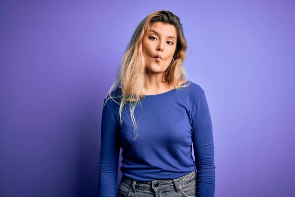 Junge Schöne Blonde Frau Trägt Lässiges Shirt Über Isoliertem Lila — Stockfoto