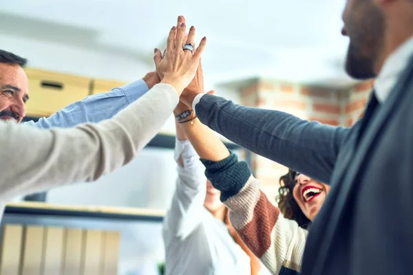 Gruppo Imprenditori Piedi Con Mani Unite Cinque Ufficio — Foto Stock