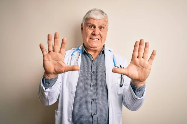 Starszy Przystojny Hoary Lekarz Noszący Płaszcz Stetoskop Białym Tle Przestraszony — Zdjęcie stockowe