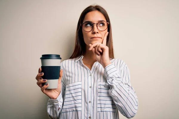 Jovem Bela Mulher Morena Bebendo Xícara Café Takeaway Sobre Fundo — Fotografia de Stock