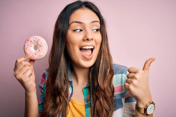 Junge Schöne Brünette Frau Isst Süße Rosa Donut Über Isolierten — Stockfoto
