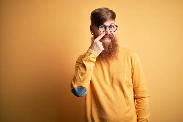 Beau Rouquin Irlandais Barbu Portant Des Lunettes Sur Fond Jaune — Photo