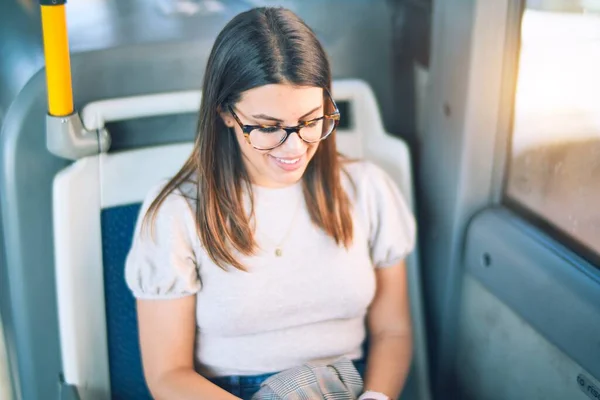 Joven Hermosa Mujer Sonriendo Feliz Confiado Sentado Con Sonrisa Cara — Foto de Stock