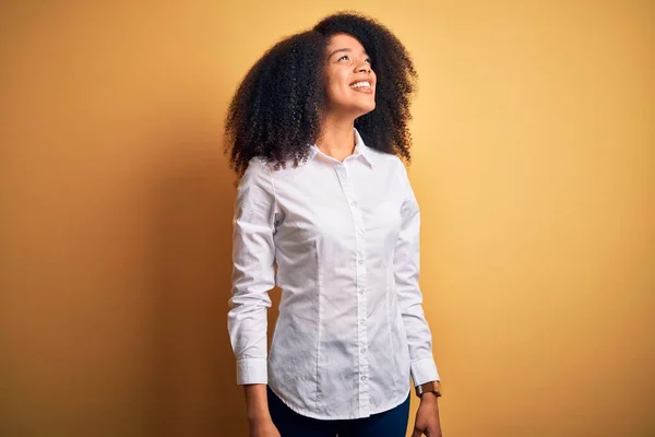 Mladá Krásná Africká Elegantní Žena Afro Vlasy Stojící Nad Žlutým — Stock fotografie