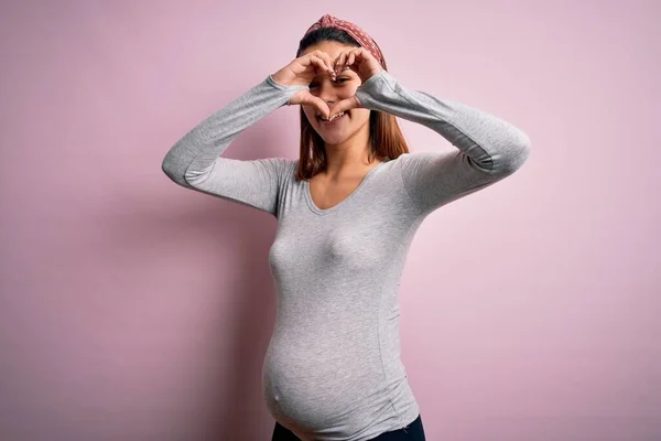 Jovem Bela Adolescente Grávida Esperando Bebê Sobre Fundo Rosa Isolado — Fotografia de Stock