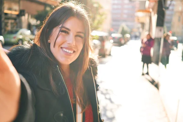 Joven Hermosa Morena Sonriendo Feliz Confiada Pie Con Sonrisa Cara — Foto de Stock