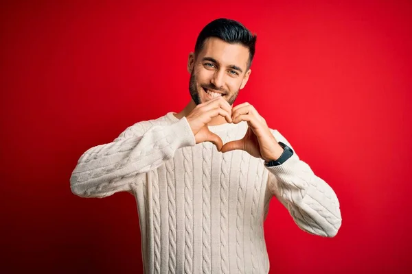 Joven Hombre Guapo Con Suéter Blanco Casual Pie Sobre Fondo — Foto de Stock