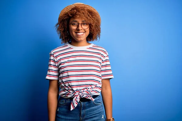 Afro Amerikaanse Vrouw Met Krullend Haar Vakantie Met Zomerhoed Gestreept — Stockfoto