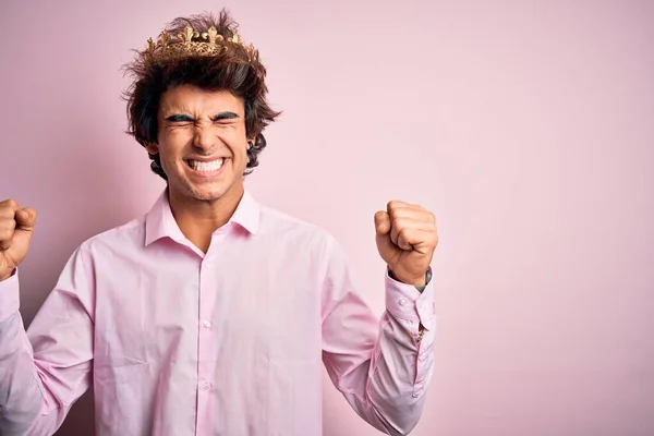 Jovem Homem Bonito Vestindo Coroa Rei Sobre Fundo Rosa Isolado — Fotografia de Stock