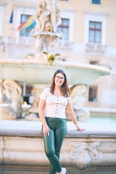 Joven Hermosa Mujer Sonriendo Feliz Confiado Pie Con Sonrisa Cara —  Fotos de Stock