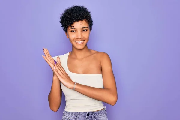 Jovem Bela Afro Americana Africana Mulher Vestindo Shirt Casual Sobre — Fotografia de Stock