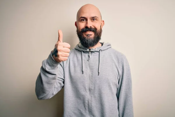 Bonito Homem Careca Esportivo Com Barba Vestindo Camisola Sobre Fundo — Fotografia de Stock