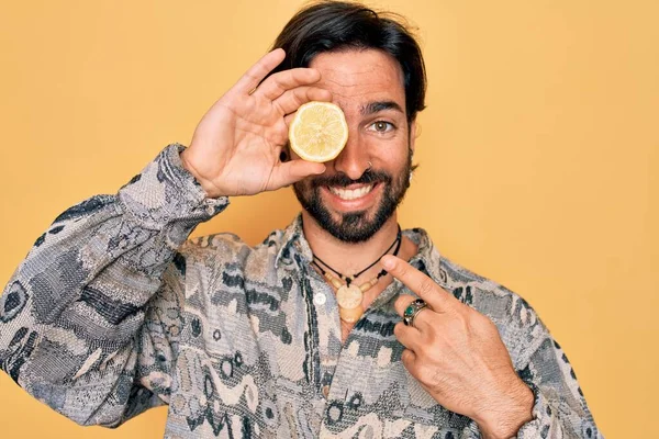 Jovem Bonito Hispânico Boêmio Hipster Homem Com Urso Segurando Limão — Fotografia de Stock