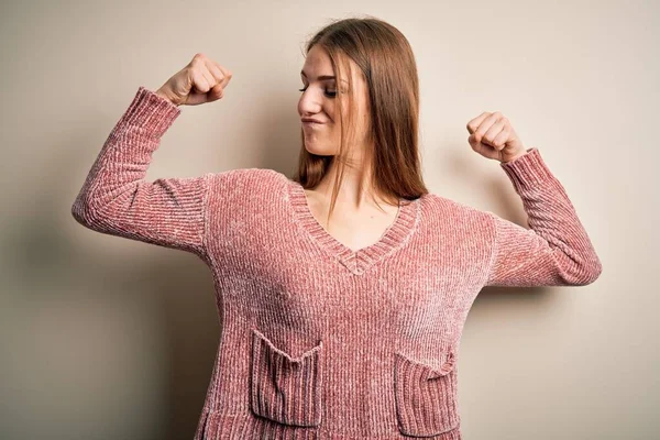 Mujer Pelirroja Hermosa Joven Con Suéter Casual Rosa Sobre Fondo —  Fotos de Stock