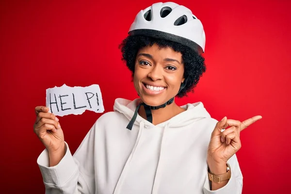 Mulher Afro Americana Com Cabelo Encaracolado Usando Capacete Bicicleta Segurando — Fotografia de Stock