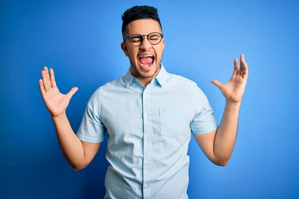 Homem Bonito Jovem Vestindo Camisa Verão Casual Óculos Sobre Fundo — Fotografia de Stock