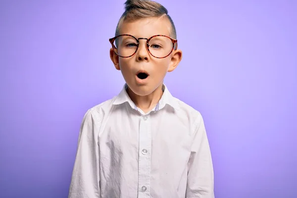 Joven Niño Caucásico Con Ojos Azules Con Gafas Camisa Blanca — Foto de Stock