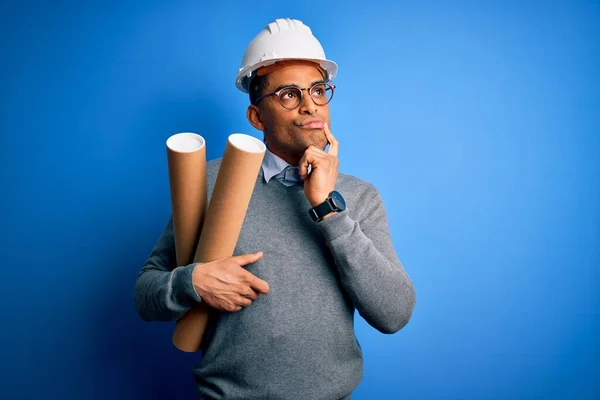 Joven Afroamericano Afro Arquitecto Hombre Con Casco Seguridad Sosteniendo Planos — Foto de Stock