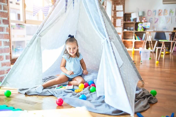 Genç Güzel Sarışın Kız Anaokulunda Oyuncaklarla Eğleniyor Evde Kızılderili Çadırında — Stok fotoğraf