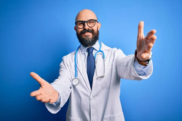 Knappe Kale Dokter Met Baard Die Een Bril Draagt Stethoscoop — Stockfoto