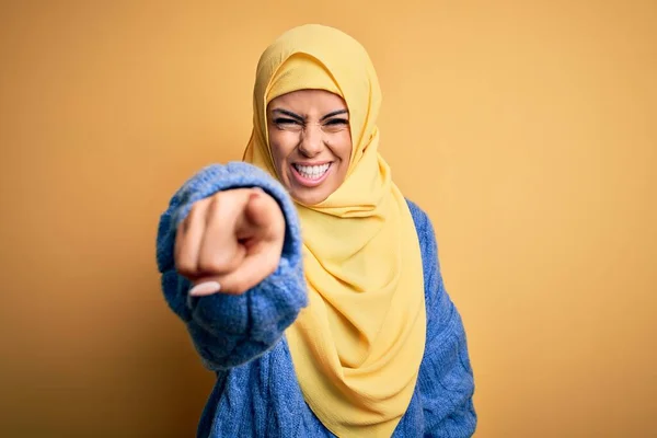 Jong Mooi Brunette Moslim Vrouw Dragen Arabische Hijab Geïsoleerde Gele — Stockfoto