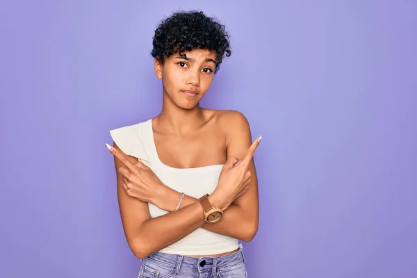 Jovem Bela Afro Americana Africana Mulher Vestindo Shirt Casual Sobre — Fotografia de Stock