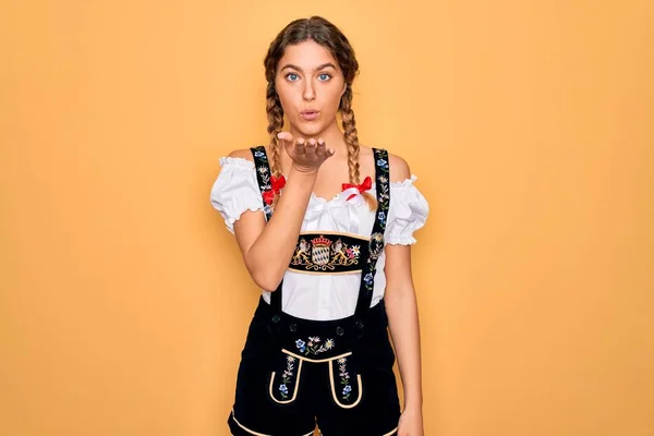 Junge Schöne Blonde Deutsche Frau Mit Blauen Augen Traditionellem Oktoberfestkleid — Stockfoto