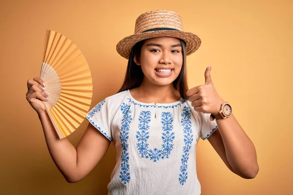 Junge Asiatische Touristenmädchen Urlaub Tragen Sommerhut Mit Handfächer Über Gelbem — Stockfoto