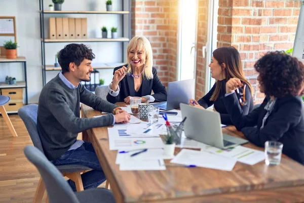 Grupo Trabajadores Negocios Sonriendo Felices Confiados Trabajar Juntos Con Sonrisa — Foto de Stock