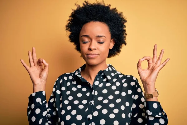 Ung Vacker Afroamerikansk Afro Kvinna Med Lockigt Hår Bär Avslappnad — Stockfoto